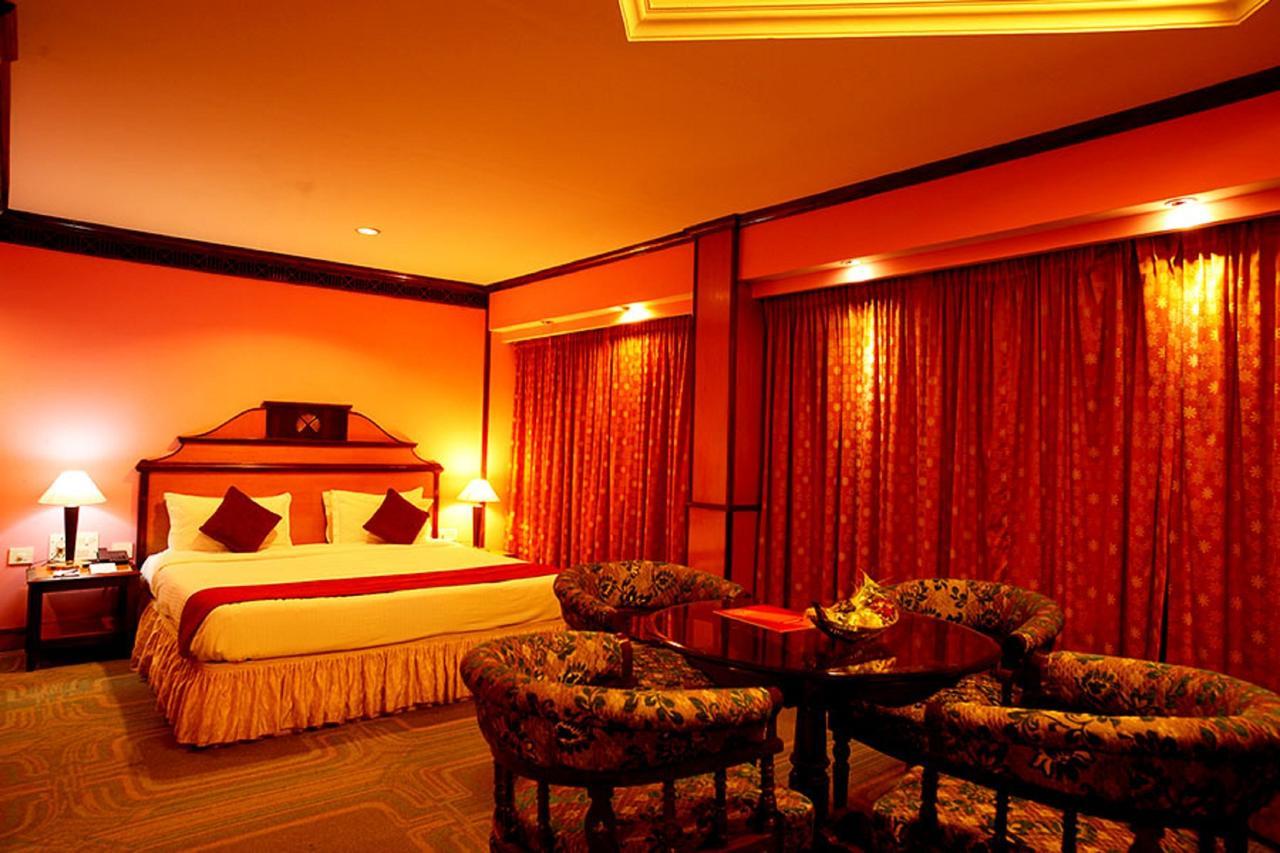 The Surya, Cochin Hotell Angamali Exteriör bild