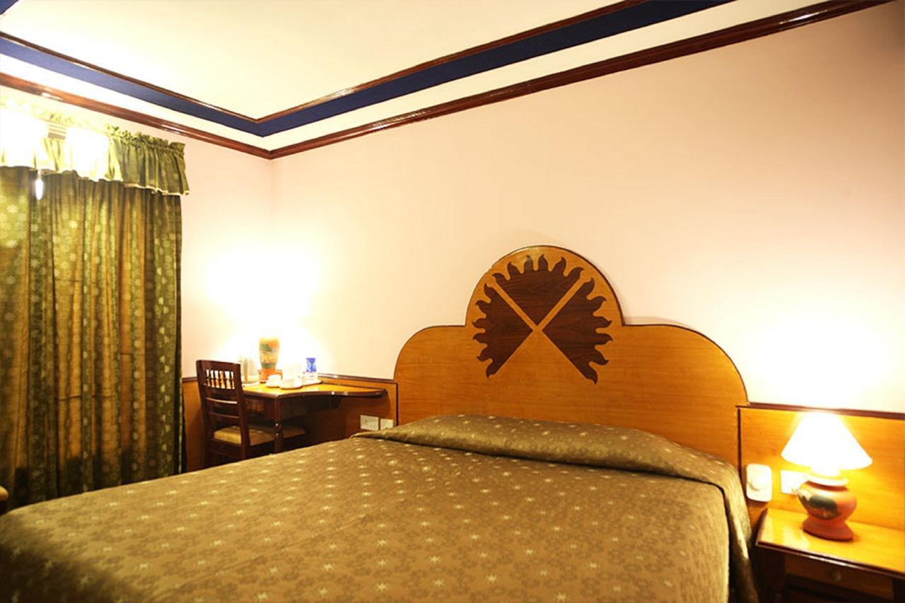 The Surya, Cochin Hotell Angamali Exteriör bild