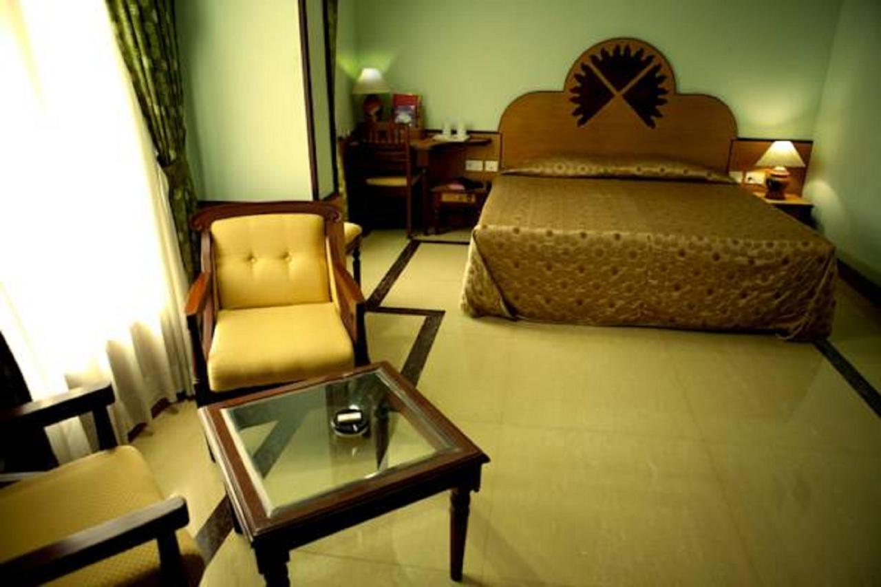 The Surya, Cochin Hotell Angamali Exteriör bild