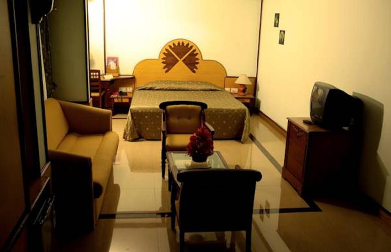 The Surya, Cochin Hotell Angamali Exteriör bild