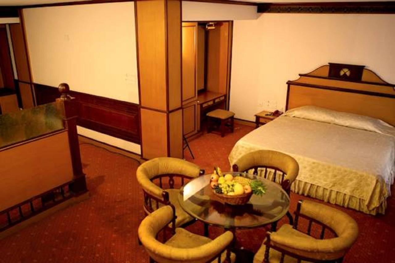 The Surya, Cochin Hotell Angamali Exteriör bild