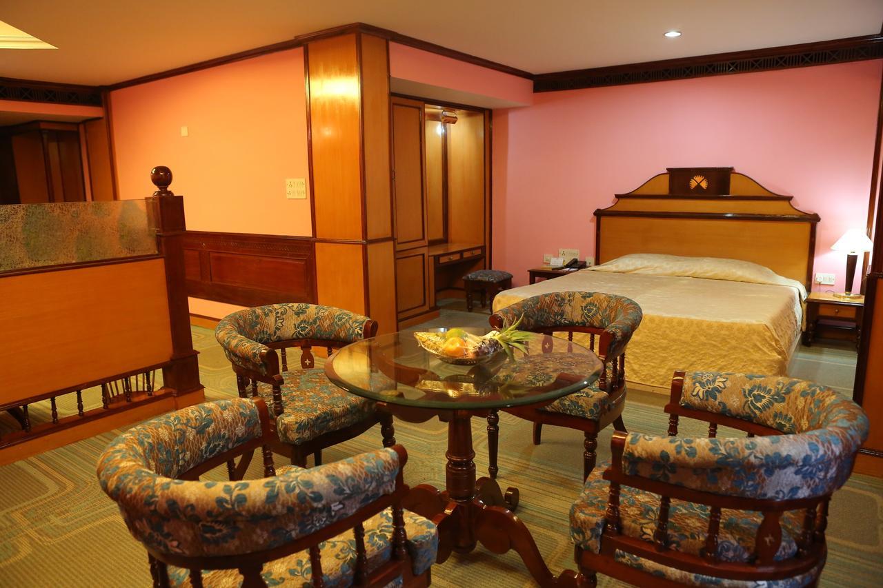 The Surya, Cochin Hotell Angamali Exteriör bild