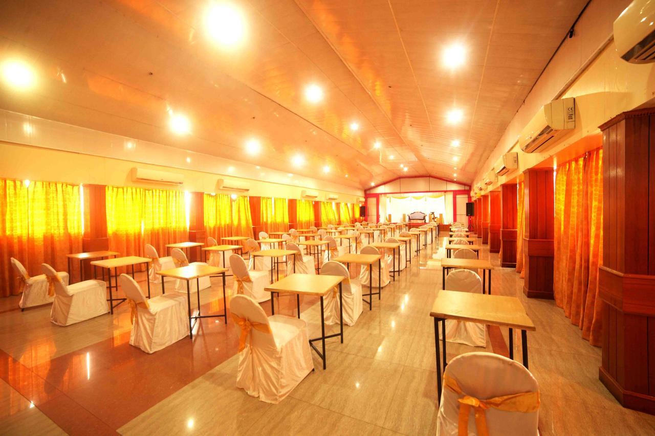 The Surya, Cochin Hotell Angamali Exteriör bild