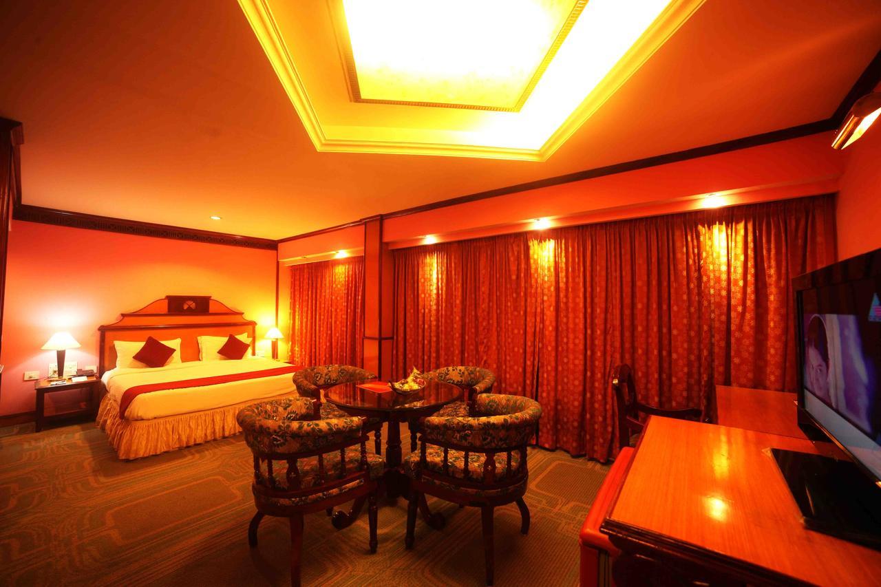 The Surya, Cochin Hotell Angamali Exteriör bild