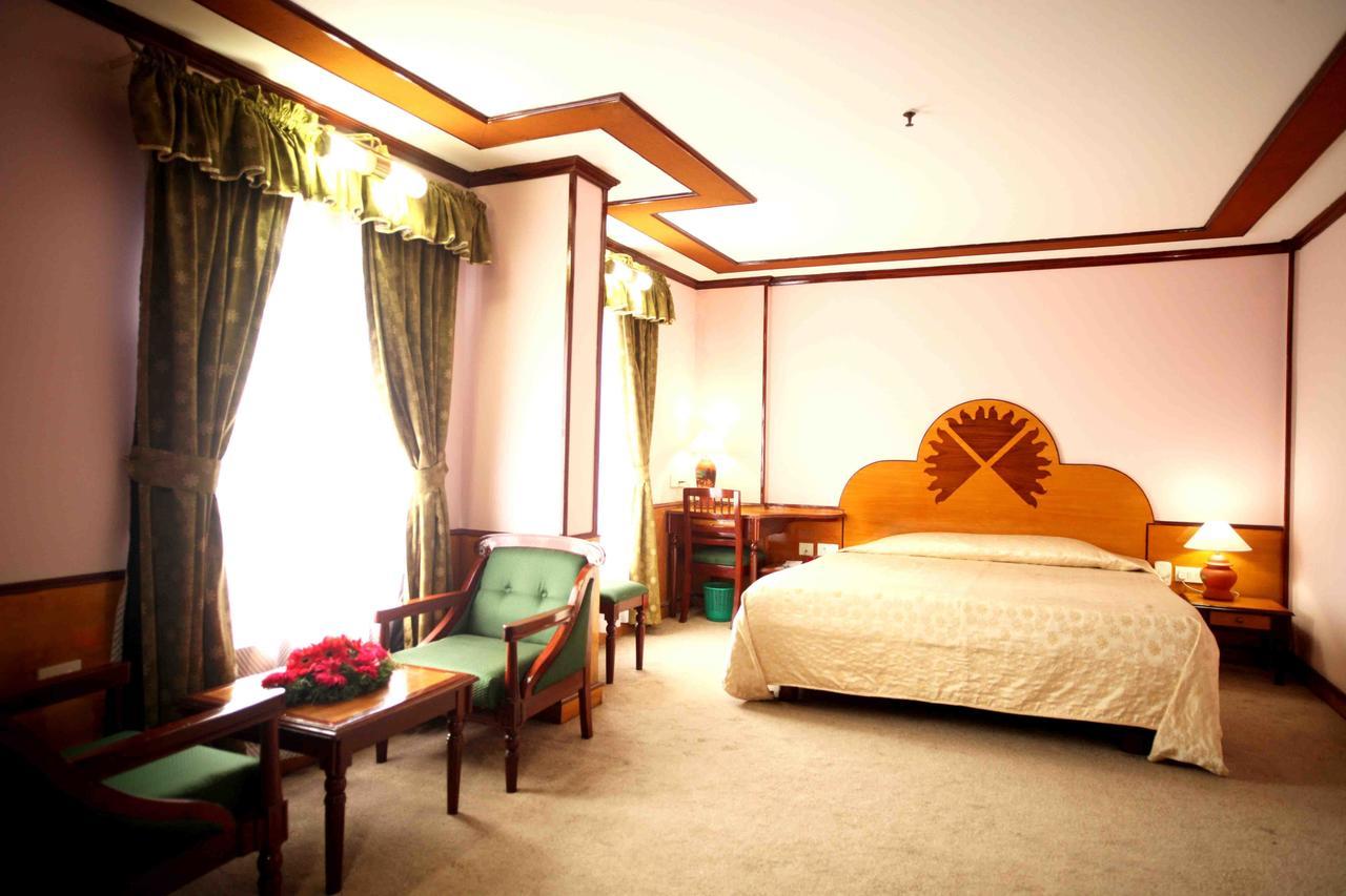 The Surya, Cochin Hotell Angamali Exteriör bild