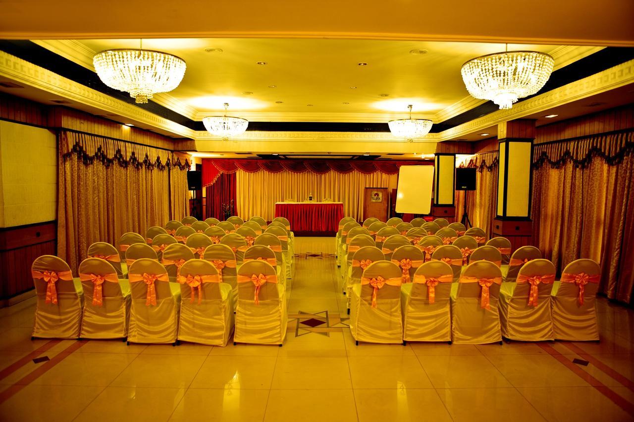 The Surya, Cochin Hotell Angamali Exteriör bild